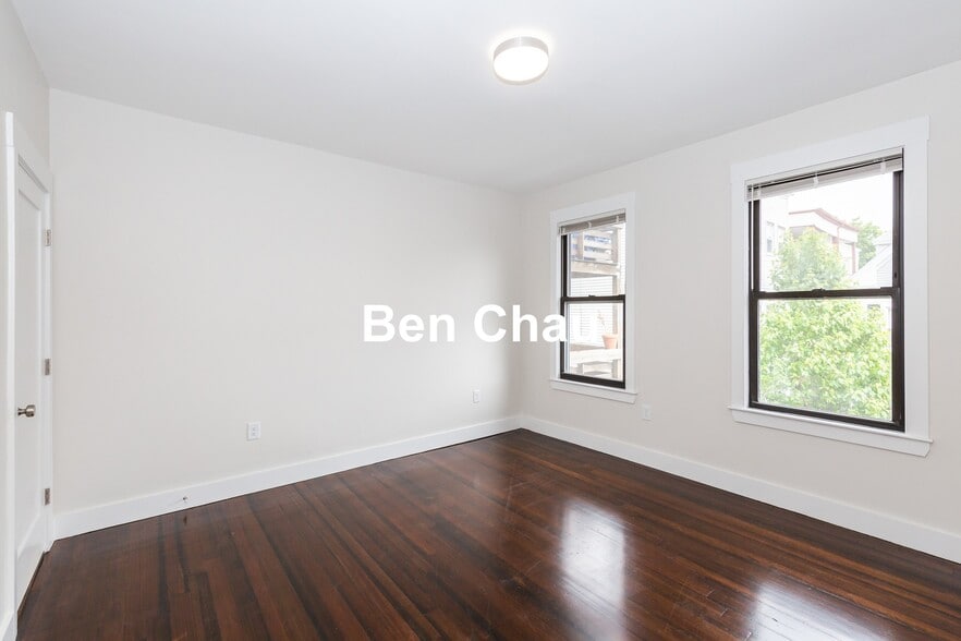 Building Photo - 24 Clary St