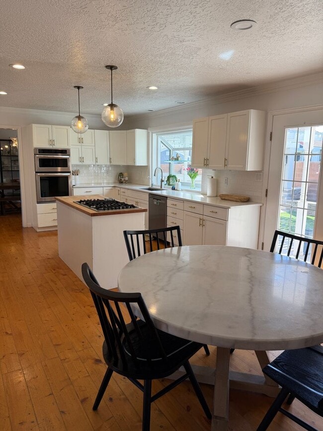 Building Photo - Beautiful 4 bedroom, 3 bathroom Home with a pool!!