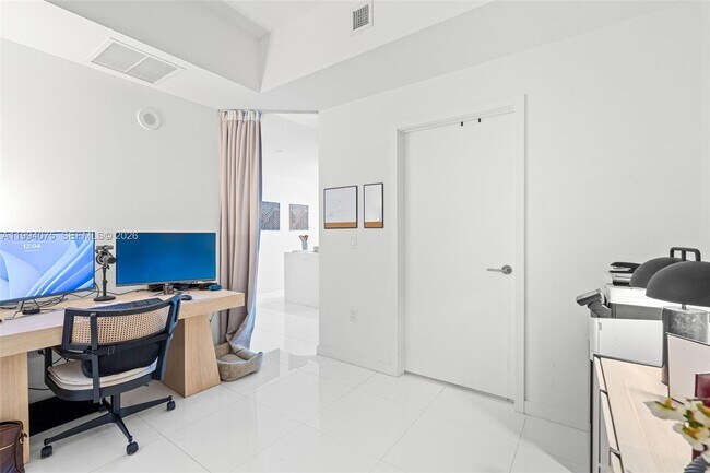 Building Photo - 851 NE 1st Ave