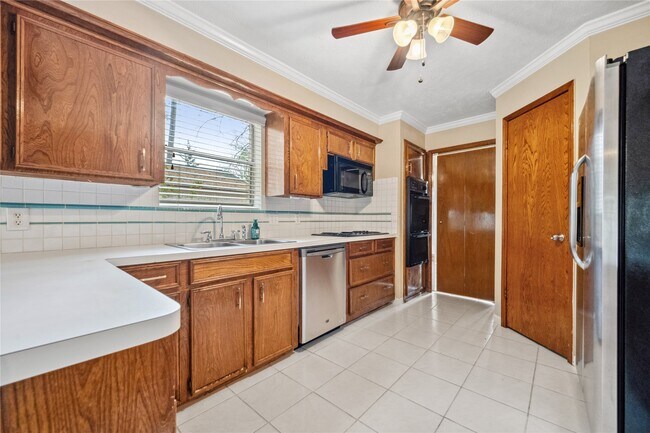 Building Photo - 2159 River Village Dr