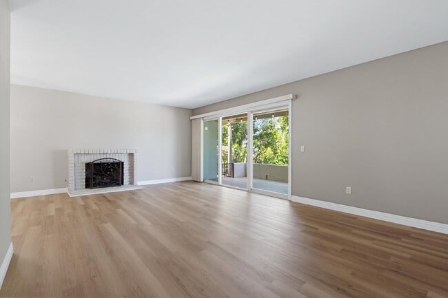 Building Photo - $3,200 - Charming 2-Bedroom + Optional 3rd Bedroom/Office Condo in Desirable Oaks North 55+ Commu...