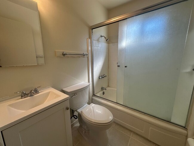Building Photo - Three Bedroom Two Bathroom Home with Yard