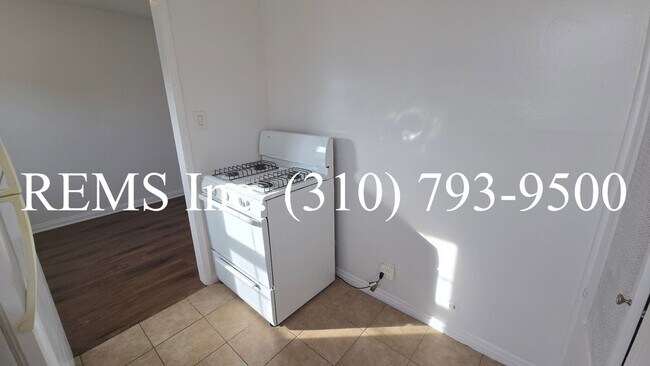 Building Photo - Bright 1 Bedroom Upstairs Apartment w/ Garage Parking