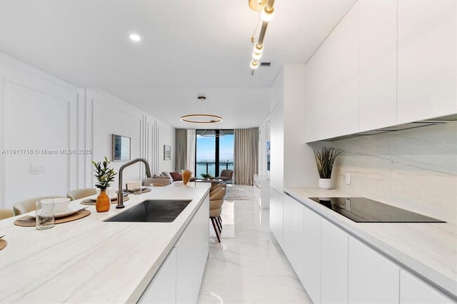 Building Photo - 700 NE 24th St