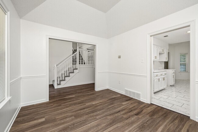 Building Photo - 3 Bedroom, 2 bath with a bonus room near B...