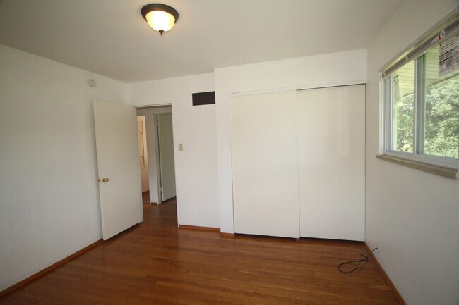 Building Photo - 1215 Mesa Dr