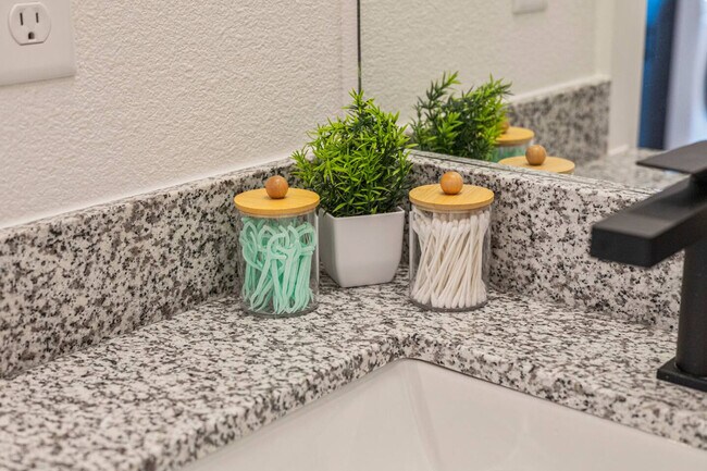 Building Photo - 596 W 9th St