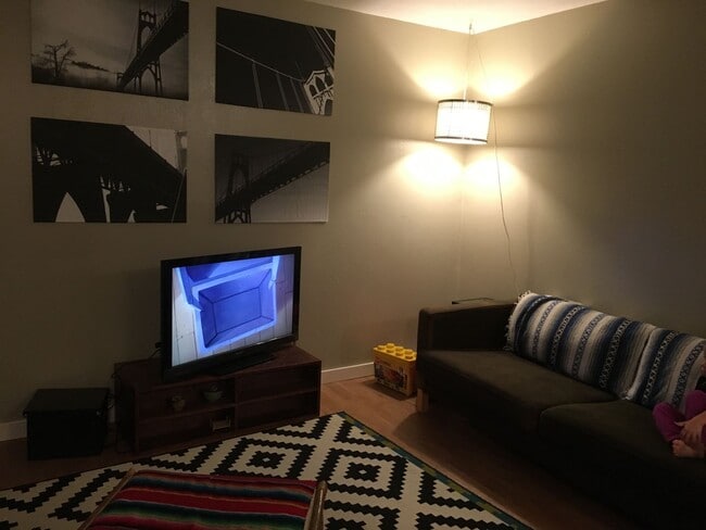 Building Photo - Updated, upstairs 2-bdrm/1-bath triplex apt—On-site w/d, off-street parking, near downtown St. Johns