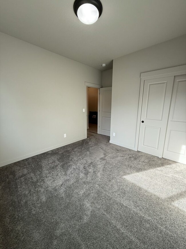 Building Photo - Immaculate 3-Bedroom Home with Open Layout in Crescent Creek