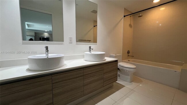 Building Photo - 121 NE 34th St