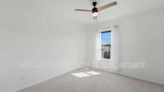Building Photo - 1198 Green Hill Dr