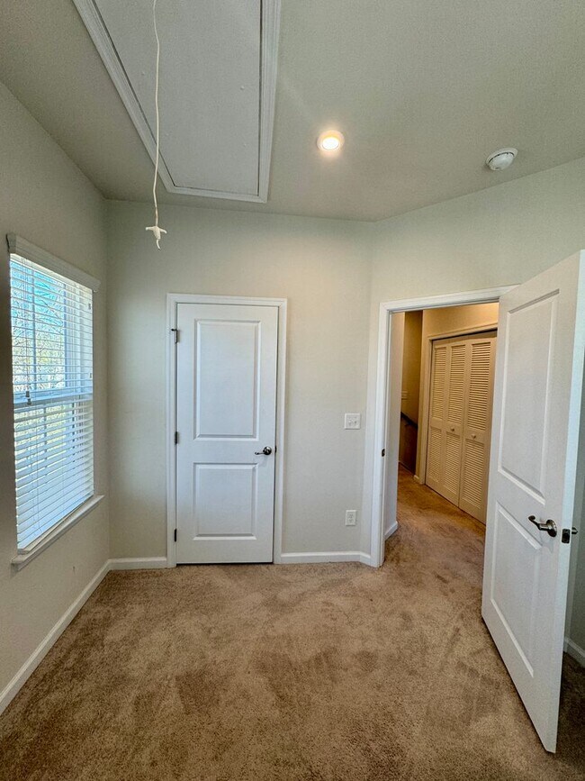 Building Photo - 3BR/2.5BA End Unit Townhome