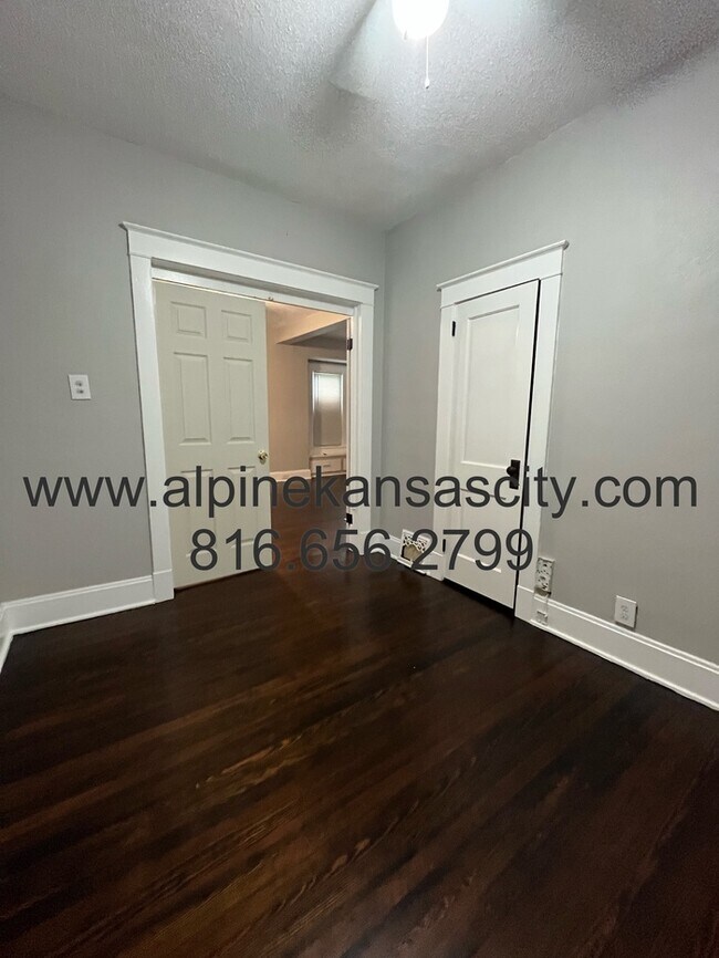 Building Photo - Updated Bungalow in Center District!