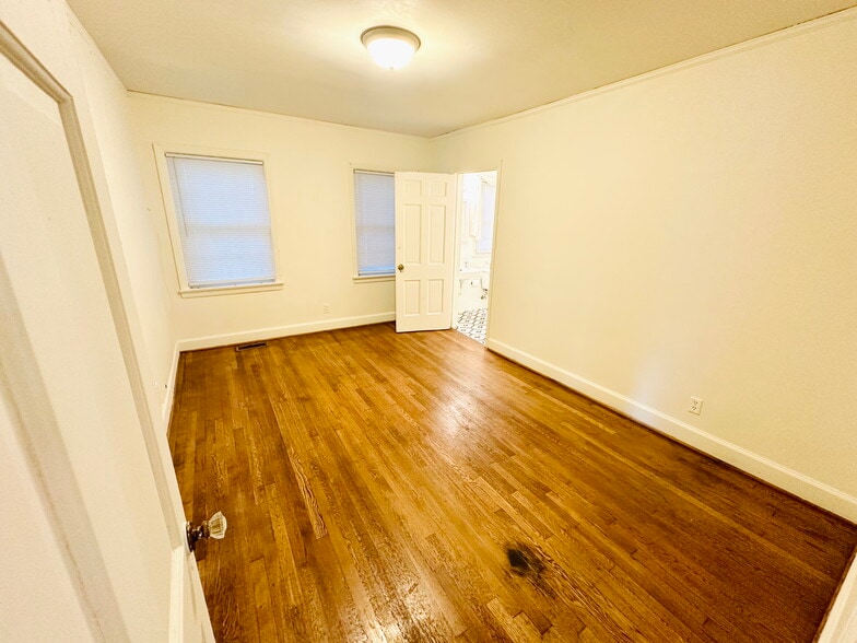 Middle bedroom - 318 W Glenwood Dr