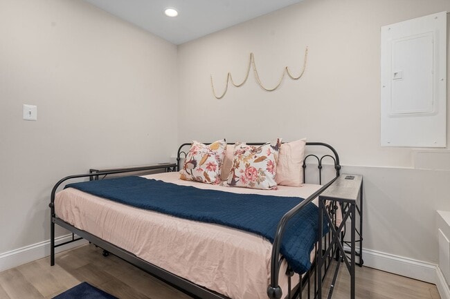 Building Photo - Bright & Immaculate 2 Bed · 3 Bath