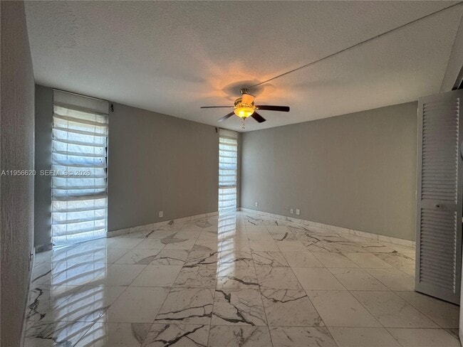 Building Photo - 4800 Bayview Dr