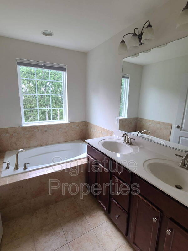 Building Photo - 316 Tree Line Dr