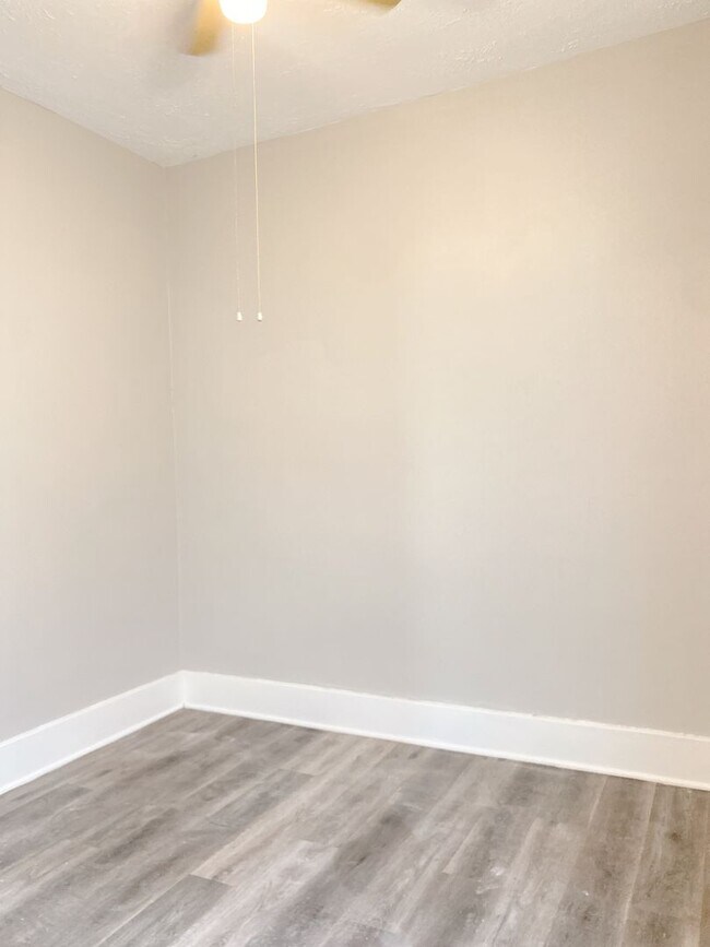 Building Photo - Large 2 bed 1 bath house