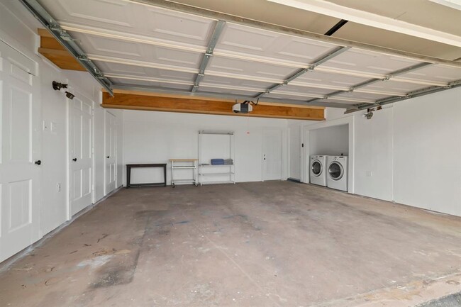 Building Photo - 3935 Lago Vista Dr