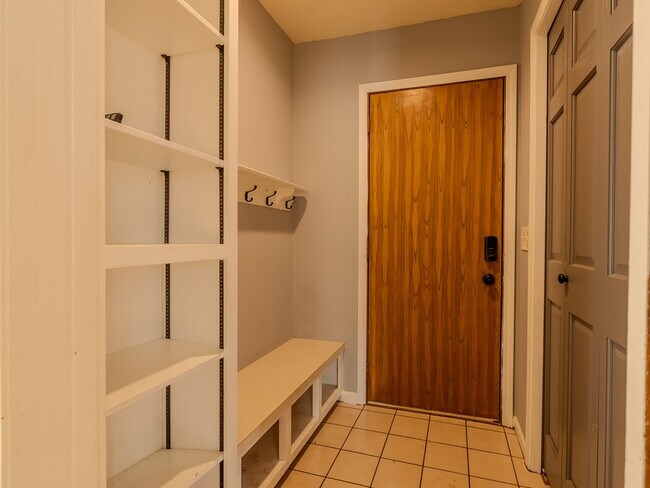 Building Photo - 2630 Glencairin Dr NW