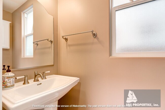 Building Photo - Gorgeous, Large downtown Huntington Beach Vacation Rental