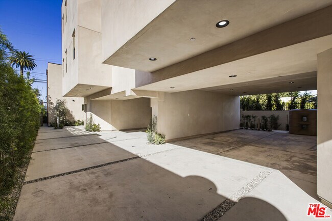 Building Photo - 2651 Vineyard Ave