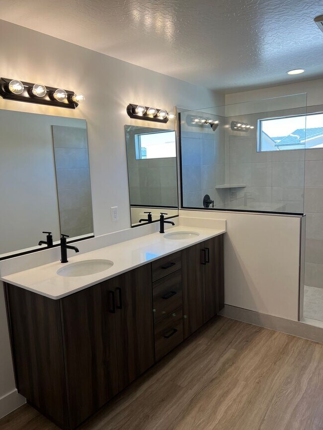 Building Photo - Newer 4 bedroom townhome in South Desert Gardens!