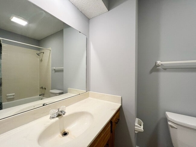 Building Photo - SEE IT NOW: Charming and Well-Maintained Home in the heart of Overland Park!