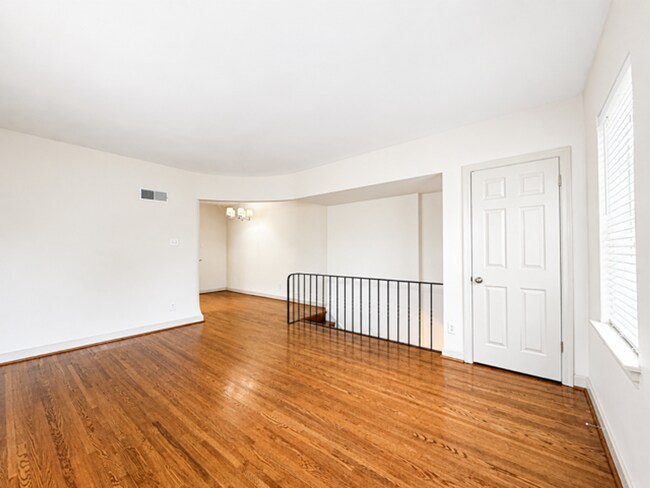 Building Photo - 4633-4635 Jamieson Avenue