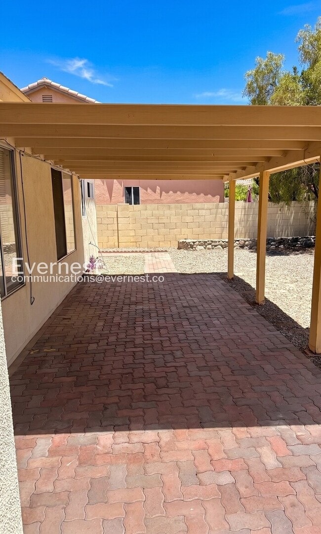 Building Photo - 2 Bed/2 Bath Home with Fenced Yard & Garage / Pet-Friendly / Vouchers Accepted / Available Soon!