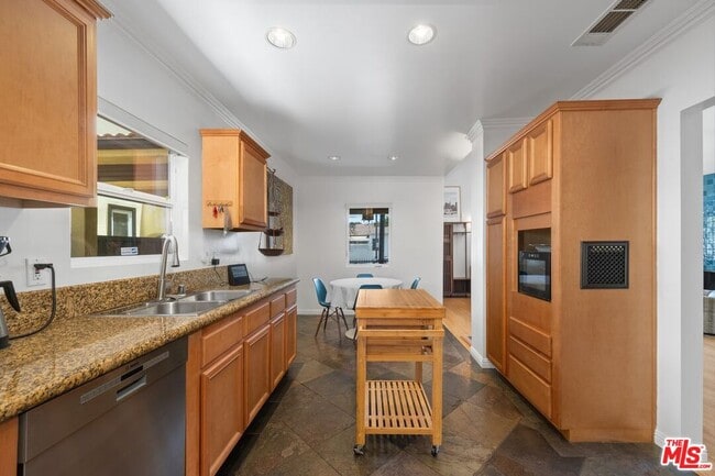 Building Photo - 1659 Ellsmere Ave