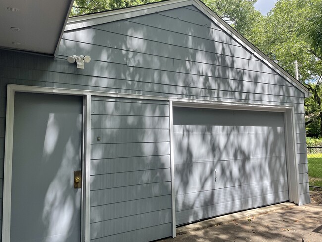 Garage - 4441 Hillcrest Dr