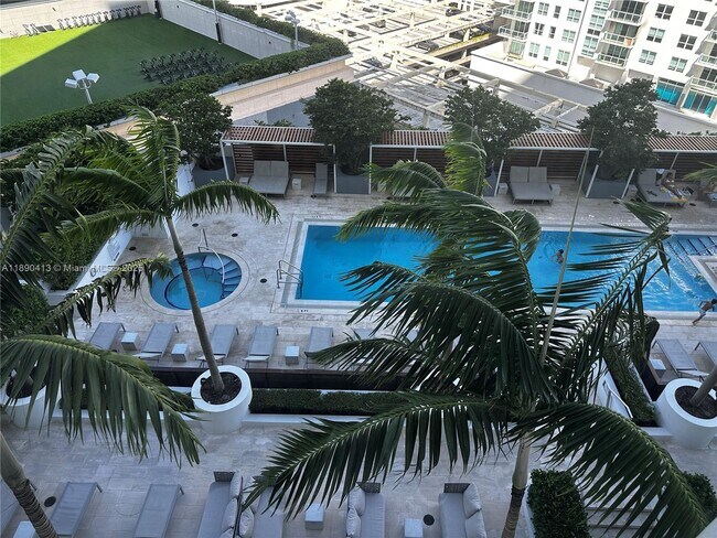 Building Photo - 1300 Brickell Bay Dr