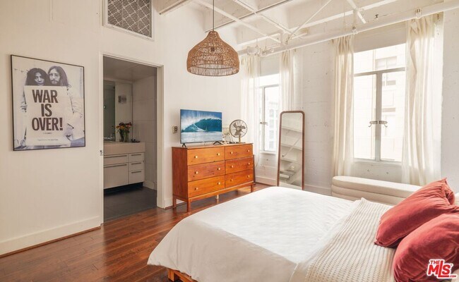 Building Photo - 6253 Hollywood Blvd