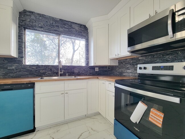 Building Photo - 2024 Stones throw Dr