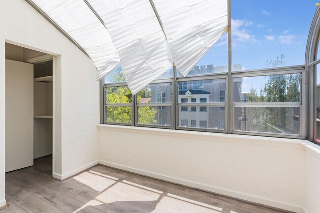 Building Photo - North Berkeley Condo – Steps from Campus w...