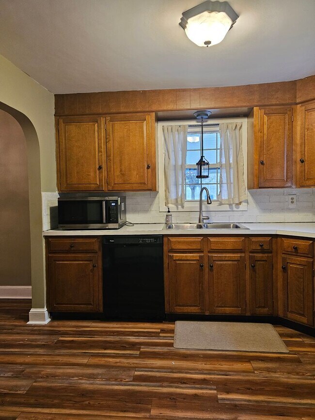 Building Photo - 102 N Forrest St