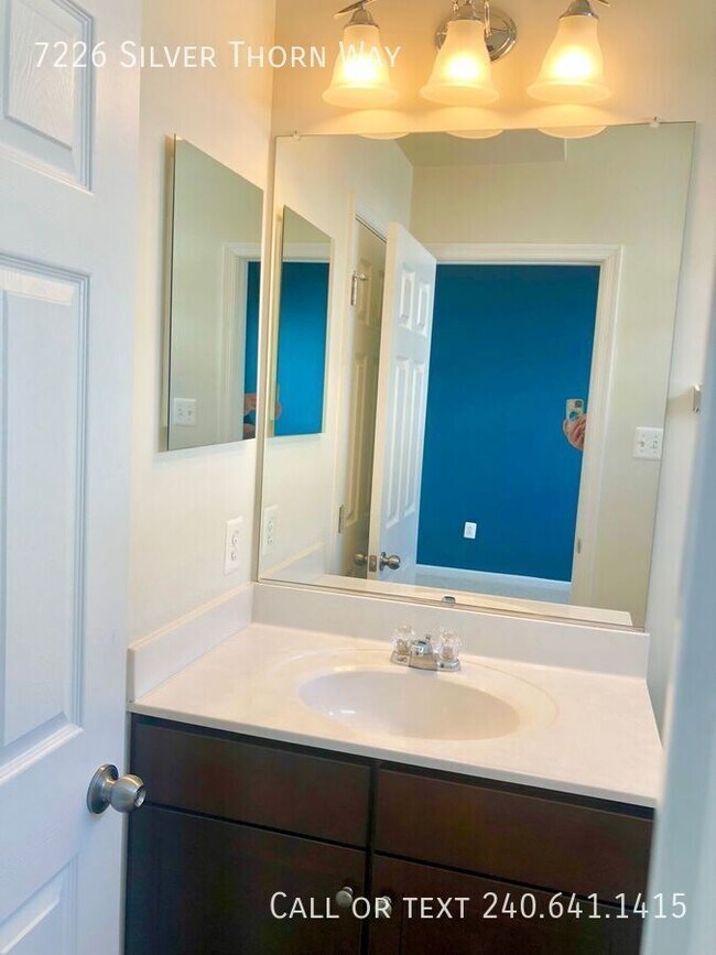 Building Photo - 7226 Silver Thorn Way