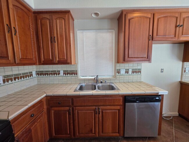 Building Photo - 3 bedroom with an extra office/den space in Modesto!