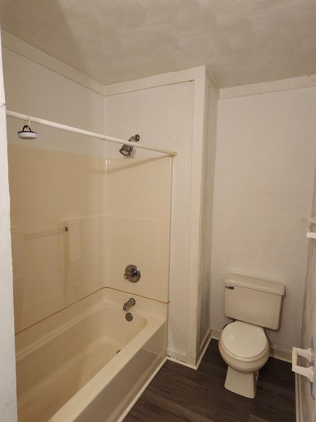 Building Photo - 2 Bedroom 1 Bathroom Single Family home