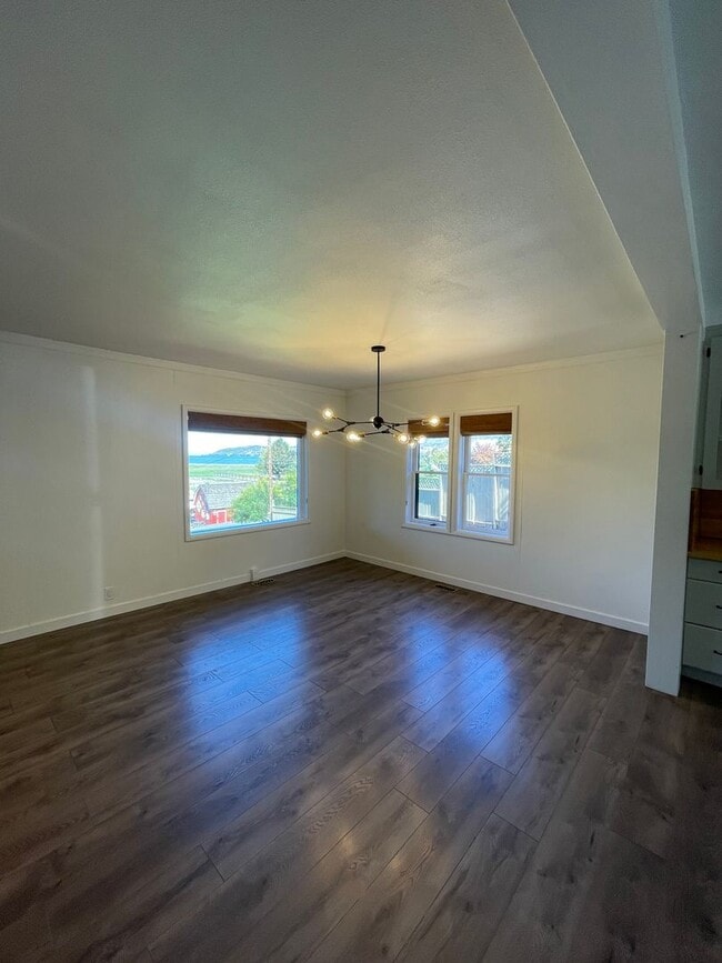 Building Photo - Lakeview 4-Bedroom Home Steps from Moore Park – Updated Throughout! 2.8 miles from Sky Lakes and OIT