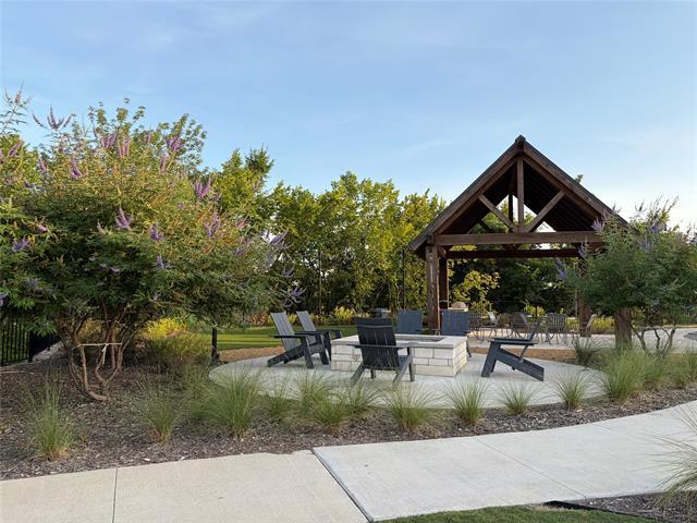 Building Photo - 2104 Mdw Pk Dr