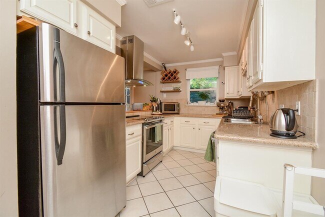 Building Photo - 2600 Nantucket Dr