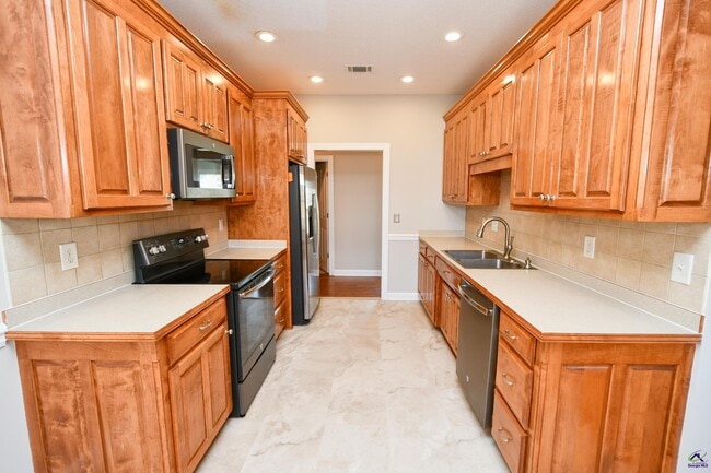 Building Photo - 104 Newport Ave