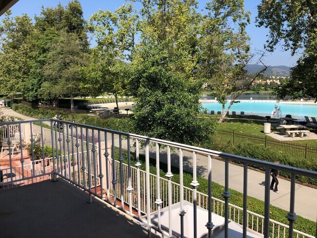 Building Photo - Spacious Unit Overlooking the RSM Beach Club!