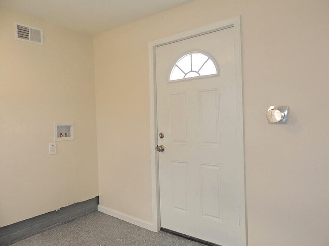 Building Photo - 3 Bed - 1 Bath Ranch for Rent in Bedford |...