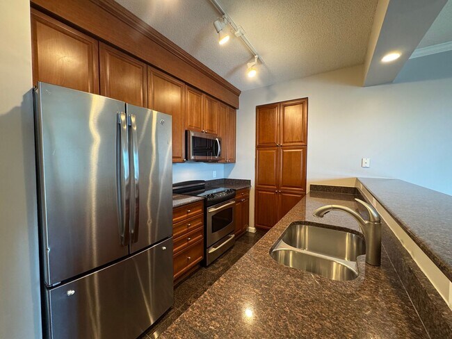 Building Photo - Bright 1 Bed 1 Bath Condo With Sunroom In ...