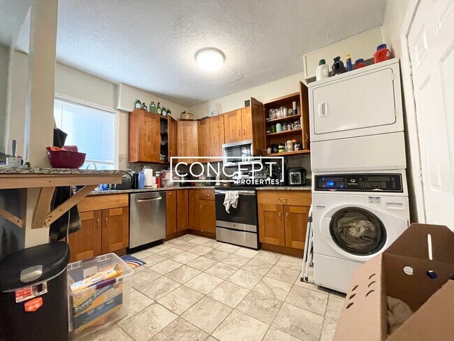 Primary Photo - 8 Bickford Ave