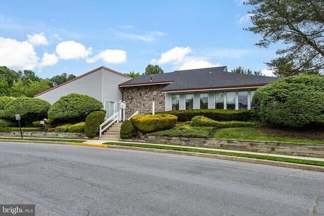 Building Photo - 702 Abbey Ct