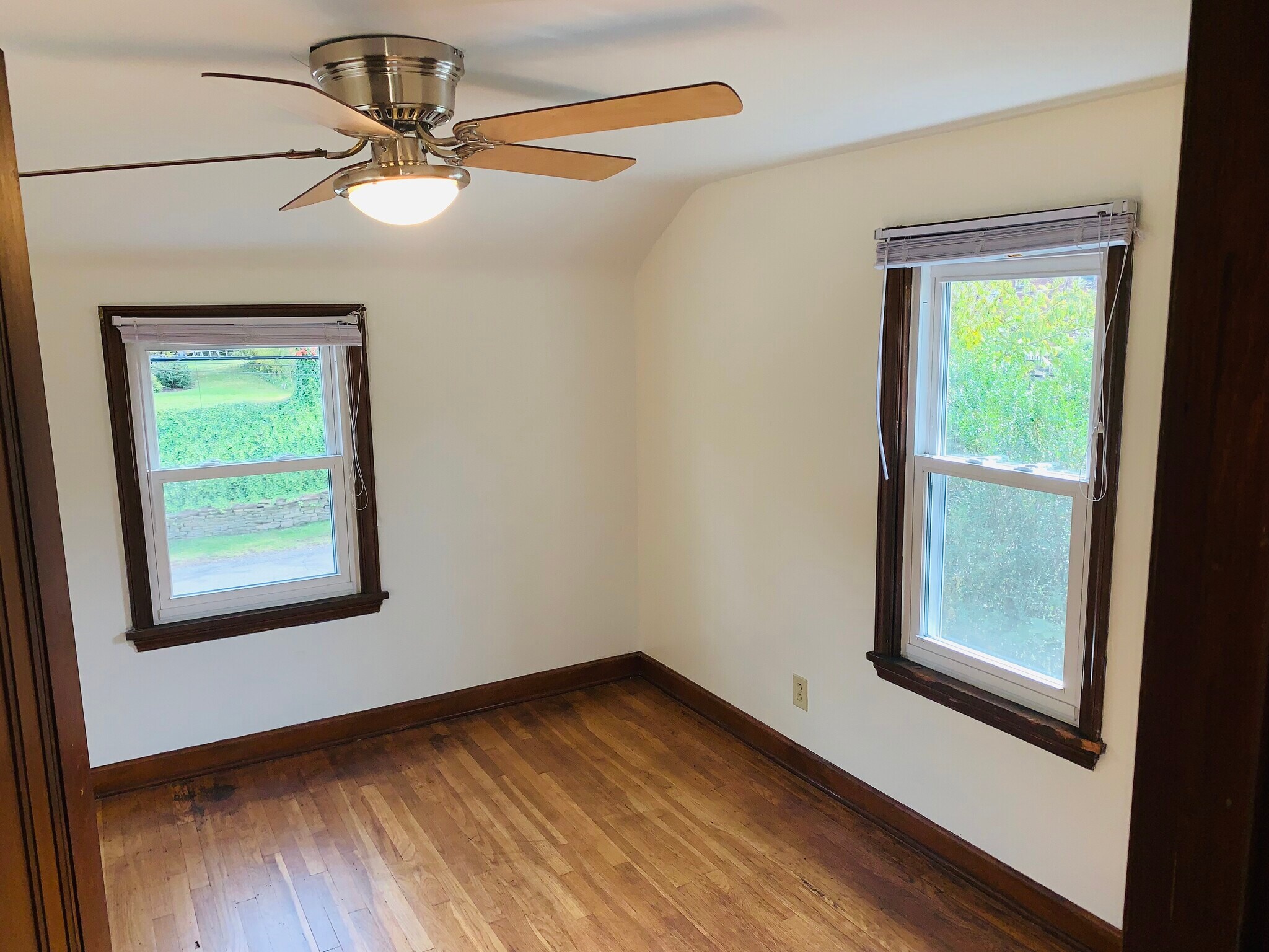 Building Photo - 1015 Willow Dr
